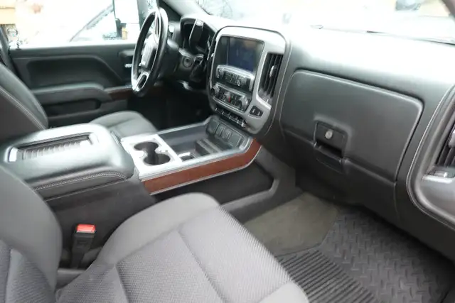 For Sale a 2016 GMC Sierra Crew Cab with short box - Photo 7