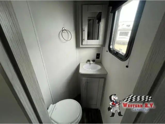 2022 Fuzion 429 - Photo 15