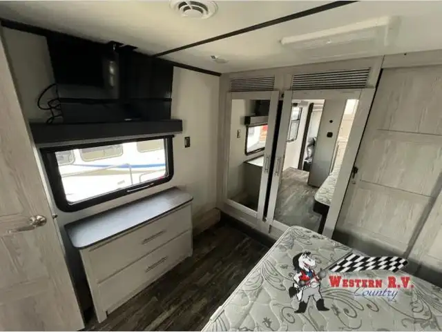 2022 Fuzion 429 - Photo 19