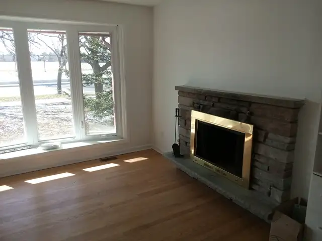 Single home in Carleton Heights with fenced-in private yard. - Photo 3