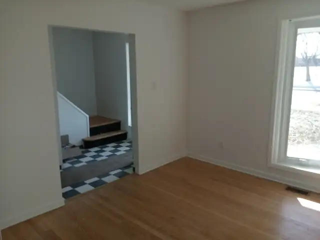 Single home in Carleton Heights with fenced-in private yard. - Photo 4