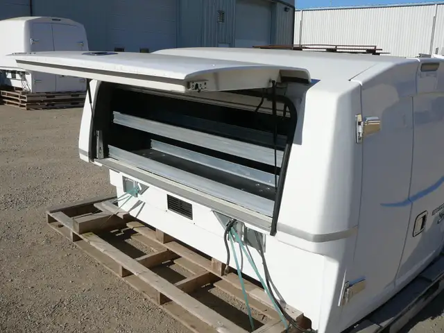 New Spacekap Wild Service Body Fiberglass Slide-In - Photo 6