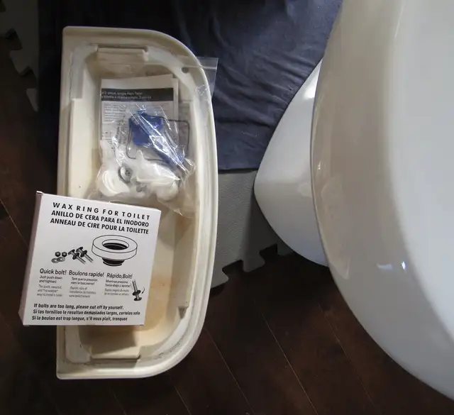 White Sterling Toilet wax ring and hardware - Photo 2