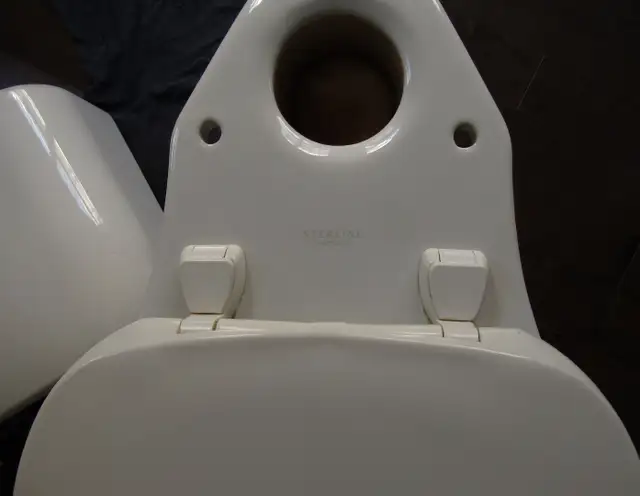 White Sterling Toilet wax ring and hardware - Photo 5