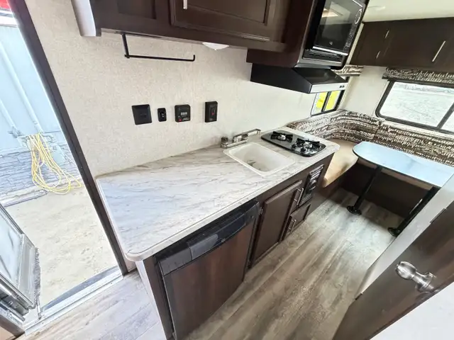 2019 JAYCO JAYFLIGHT 175RD SLX  2,910lbs FINANCING AVAILABLE - Photo 12
