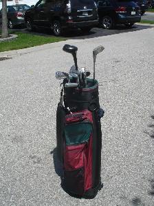 FOR SALE 8 RIGHT HAND GOLF CLUBS WITH SPALDING CARRIER BAG!