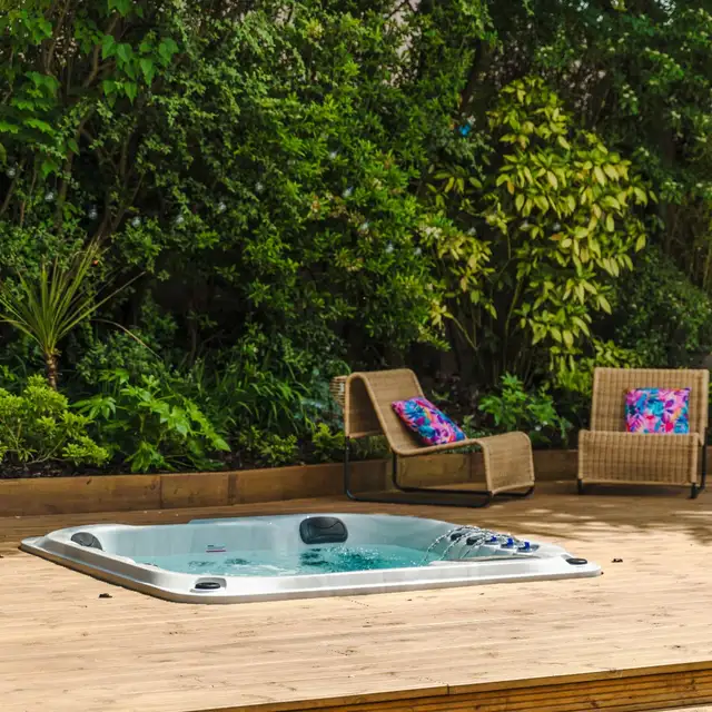 3 PUMP BENCH HOT TUB