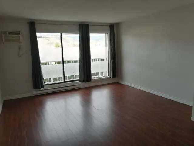 SPACIOUS – RENOVATED – PET FRIENDLY - Photo 3
