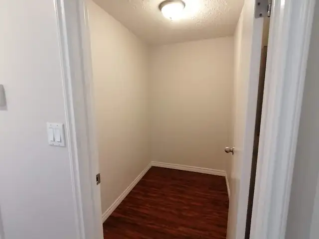 SPACIOUS – RENOVATED – PET FRIENDLY - Photo 5