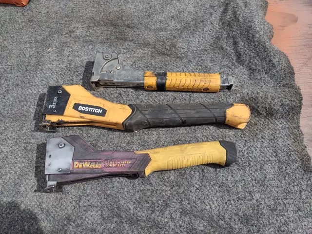 3 agraffeuses marteaux 1 BOSTICH 1 DEWALT et 1 ARROW