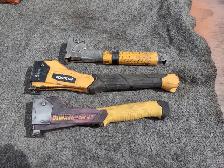 3 agraffeuses marteaux 1 BOSTICH 1 DEWALT et 1 ARROW