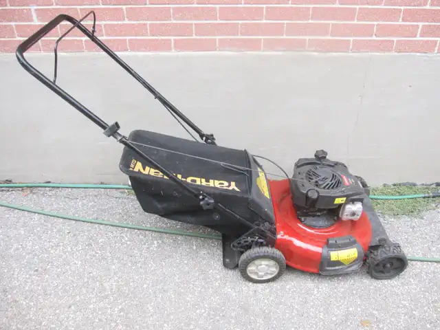 YARDMAN 21'BRIGGS 550 SERIES PUSH LAWN MOWER WORKS WELL W/BAGGER