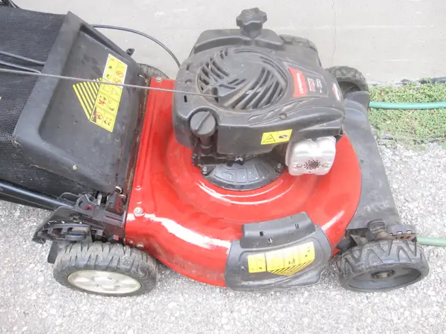 YARDMAN 21'BRIGGS 550 SERIES PUSH LAWN MOWER WORKS WELL W/BAGGER - Photo 2
