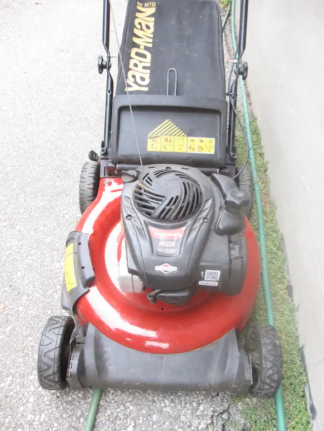YARDMAN 21'BRIGGS 550 SERIES PUSH LAWN MOWER WORKS WELL W/BAGGER - Photo 3