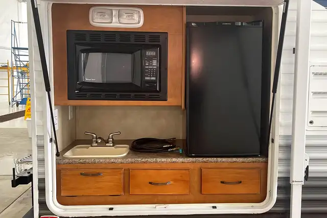 2012 Palomino Puma 22KRB – Pre-Owned Light Weight Travel Trailer - Photo 13