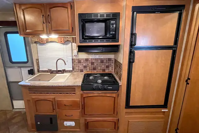 2012 Palomino Puma 22KRB – Pre-Owned Light Weight Travel Trailer - Photo 19