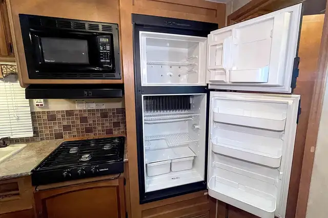 2012 Palomino Puma 22KRB – Pre-Owned Light Weight Travel Trailer - Photo 24