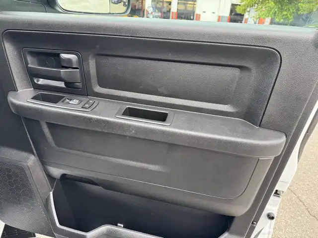 2018 Ram 3500 SXT Crew Cab / 8 Ft Long Box / Power Lift Gate - Photo 17