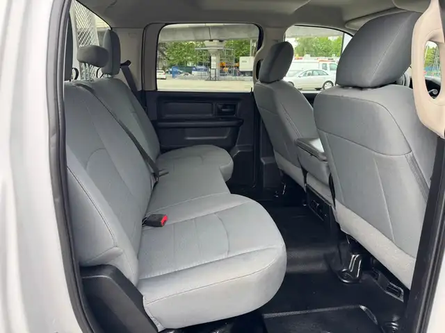 2018 Ram 3500 SXT Crew Cab / 8 Ft Long Box / Power Lift Gate - Photo 18