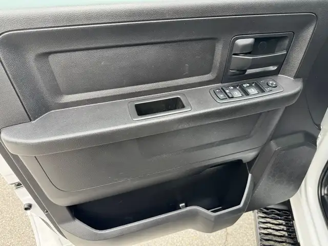 2018 Ram 3500 SXT Crew Cab / 8 Ft Long Box / Power Lift Gate - Photo 21
