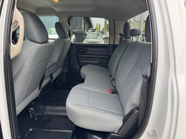 2018 Ram 3500 SXT Crew Cab / 8 Ft Long Box / Power Lift Gate - Photo 22