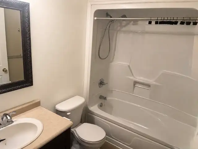 3 bedroom main level for rent - Photo 8