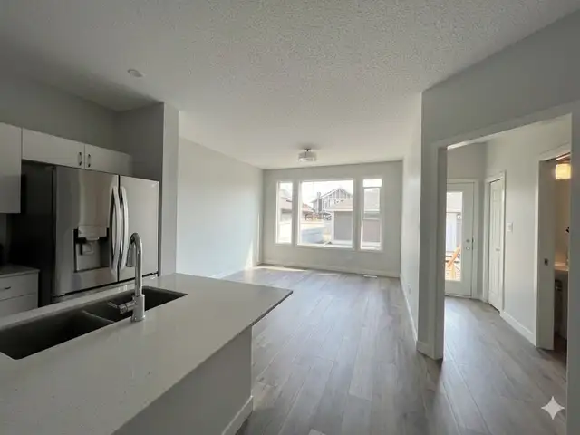 3 Bed 2.5 Bath Townhouse-Double Garage-Pet Friendly-Griesbach - Photo 4
