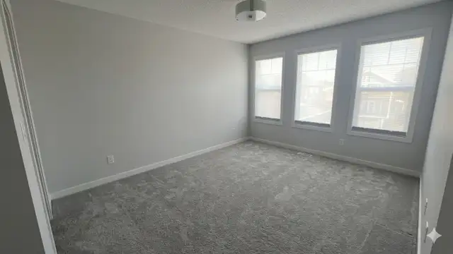 3 Bed 2.5 Bath Townhouse-Double Garage-Pet Friendly-Griesbach - Photo 7