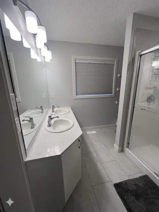 3 Bed 2.5 Bath Townhouse-Double Garage-Pet Friendly-Griesbach - Photo 8