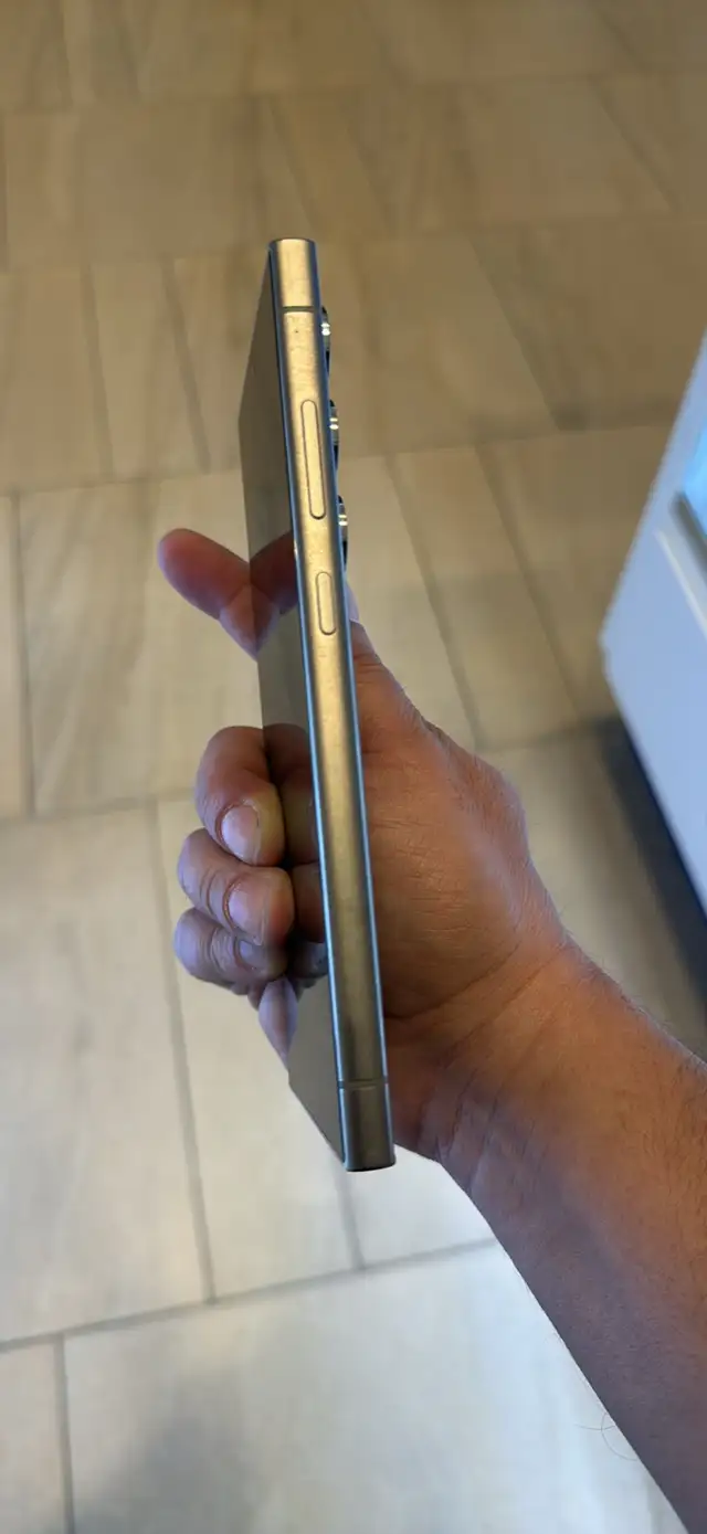 Like new Samsung S24 Ultra | 256gb | 6 months warran - Photo 3