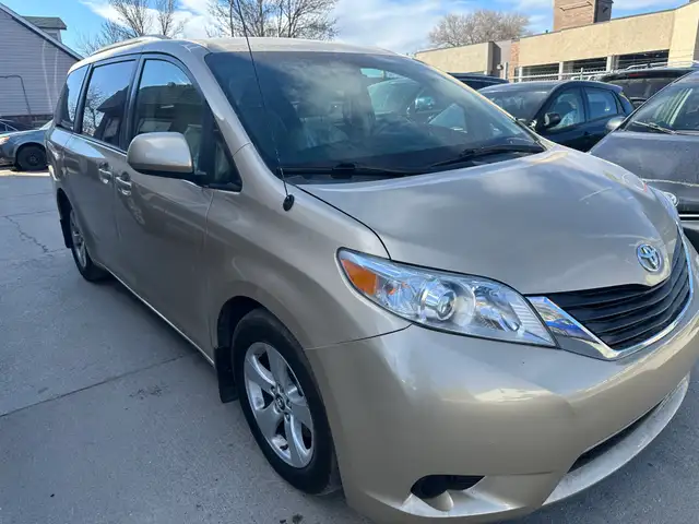2011 Toyota Sienna LE NEW SAFETY CLEAN TITLE 8 PASSENGER