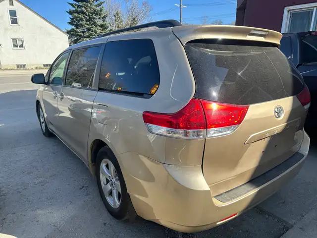 2011 Toyota Sienna LE NEW SAFETY CLEAN TITLE 8 PASSENGER - Photo 4