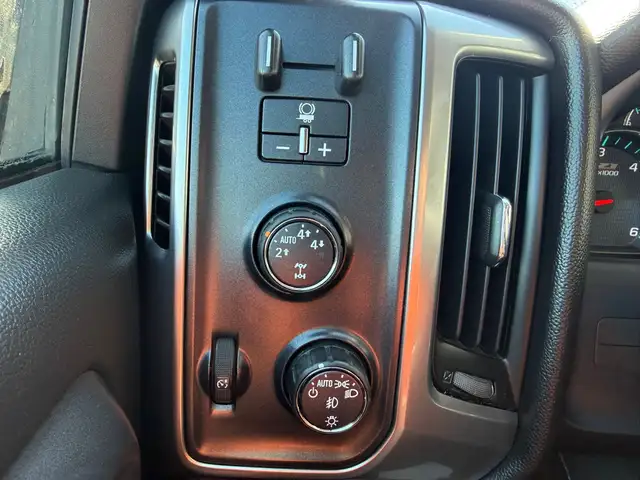 2016 Chevrolet Silverado 1500 LT / 5.3L V8 - Photo 18