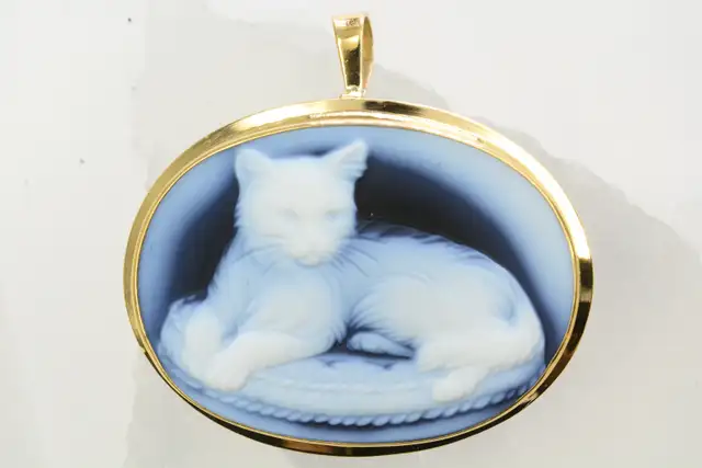 14K VINTAGE BLUE CAT CAMEO PENDANT/BROOCH