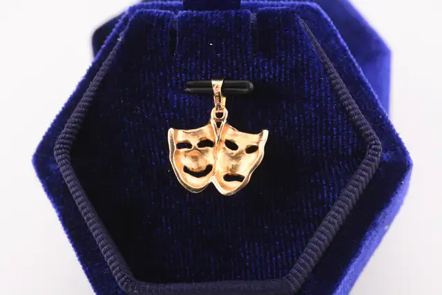 10K COMEDY & TRAGEDY MASKS PENDANT - Photo 2