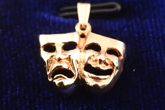 10K COMEDY & TRAGEDY MASKS PENDANT - Photo 4