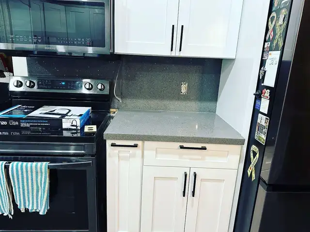 Quartz Countertops / Solid Surfaces - Photo 3