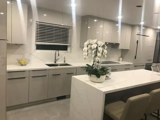 Quartz Countertops / Solid Surfaces - Photo 4