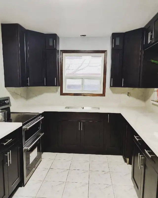 Quartz Countertops / Solid Surfaces - Photo 5