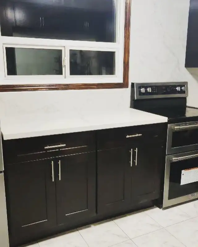 Quartz Countertops / Solid Surfaces - Photo 7