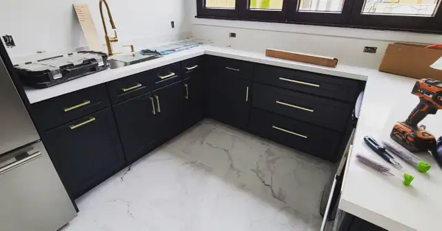 Quartz Countertops / Solid Surfaces - Photo 10