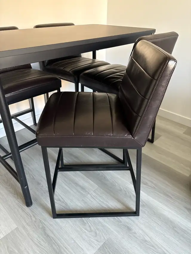 36" table and 4 chairs - Photo 4