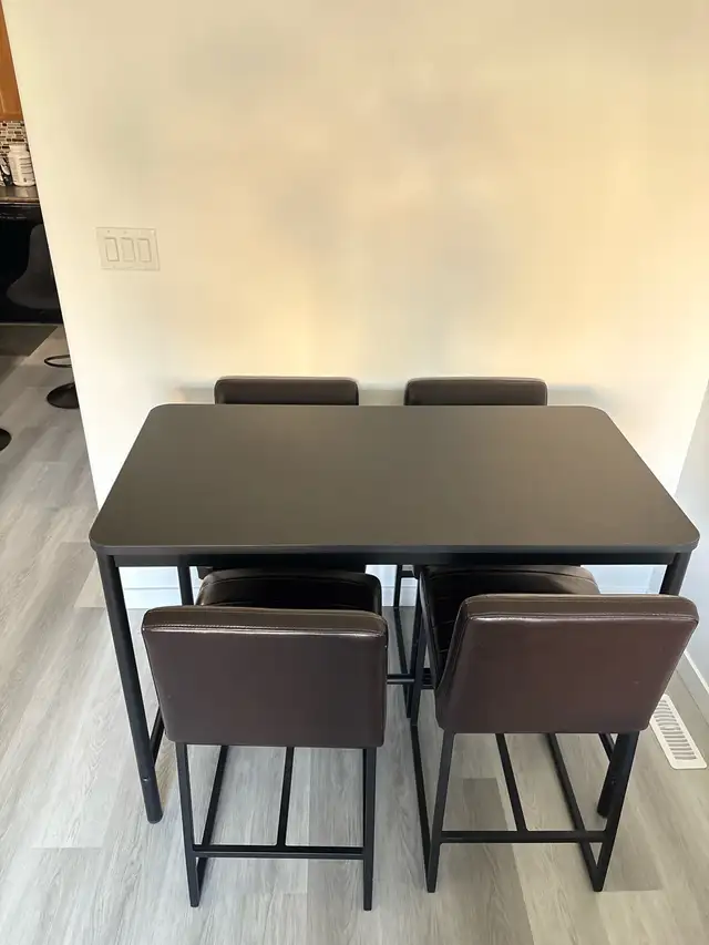 36" table and 4 chairs - Photo 5