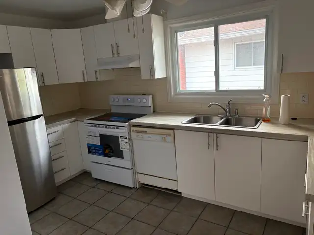 Spacious Two-Bedroom Unit in One of the Best Areas of Ottawa - Photo 4