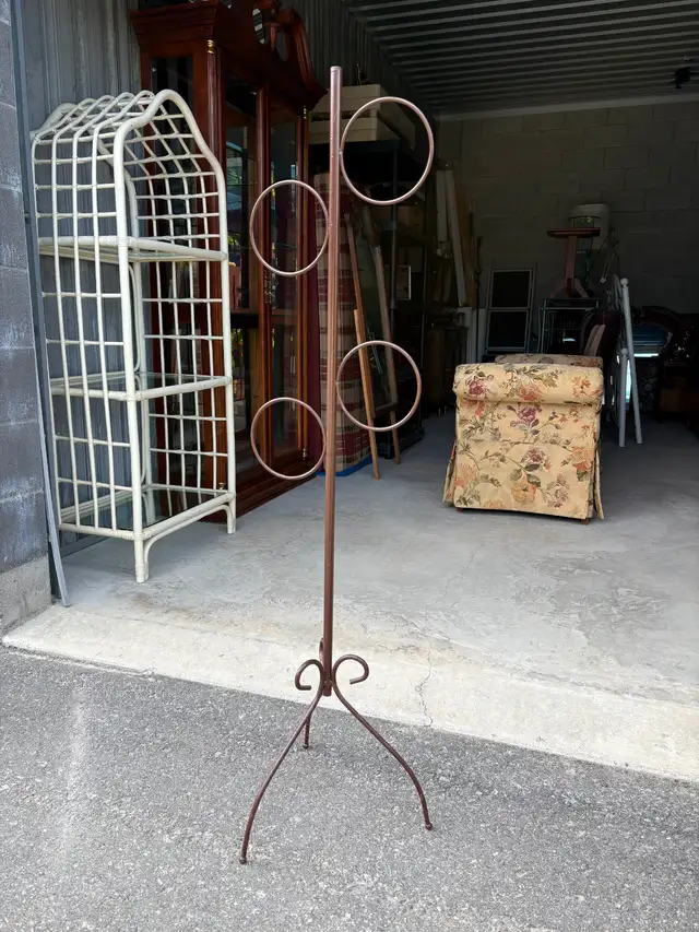 Metal Hand Towel Stand - Photo 2