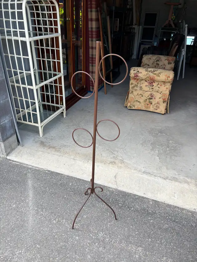 Metal Hand Towel Stand - Photo 3