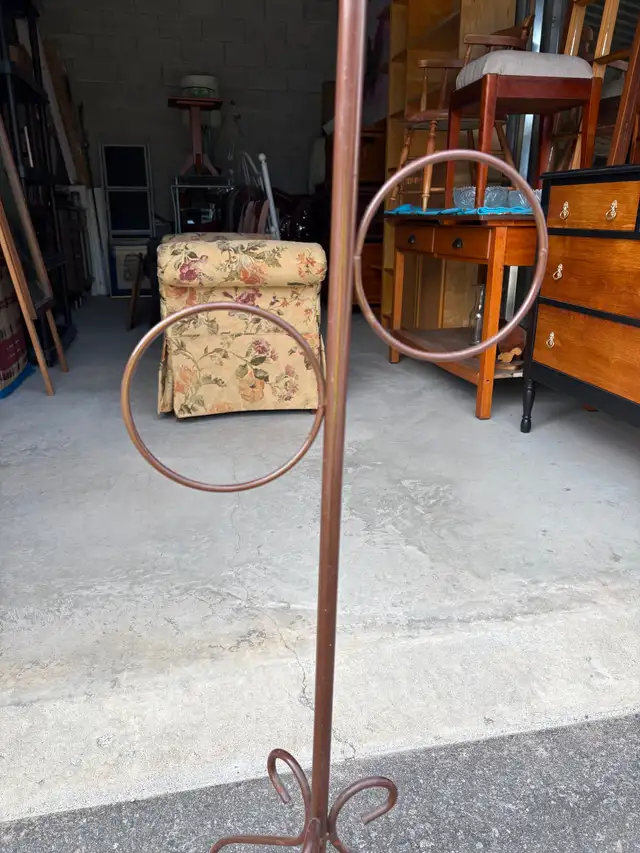 Metal Hand Towel Stand - Photo 6