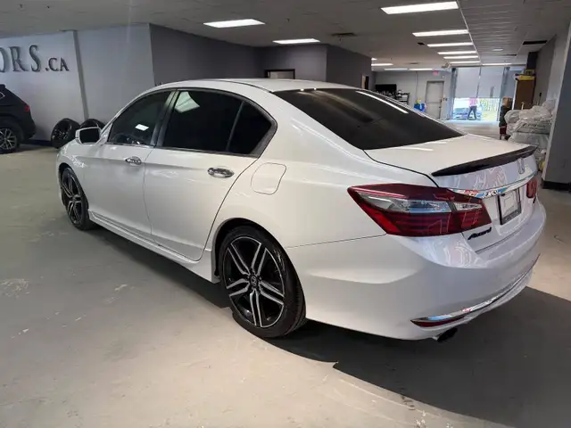 2017 Honda Accord 4dr Sport - Photo 4