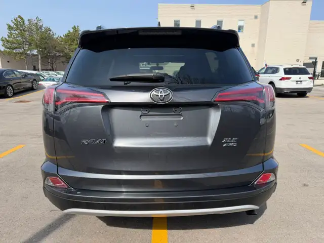 2016 Toyota RAV4 AWD 4dr XLE - Photo 4