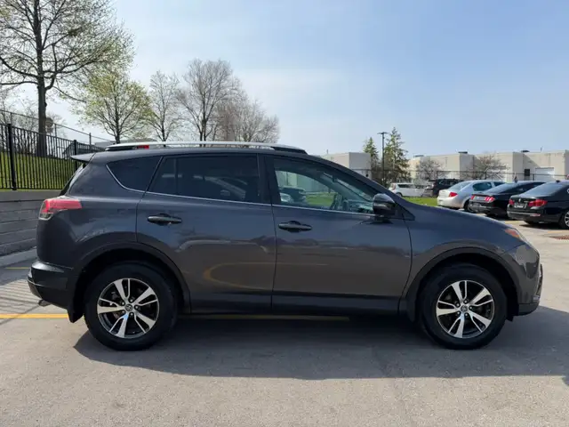 2016 Toyota RAV4 AWD 4dr XLE - Photo 5